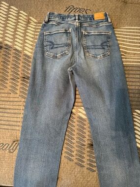 American Eagle Outfitters Women's Straight Leg Jeans in Light Blue Wash